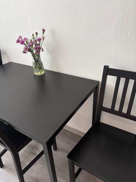 Čierny jedálenský stôl a stoličky ikea,