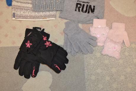 Čiapky, nákrčník a rukavice 8ks, 