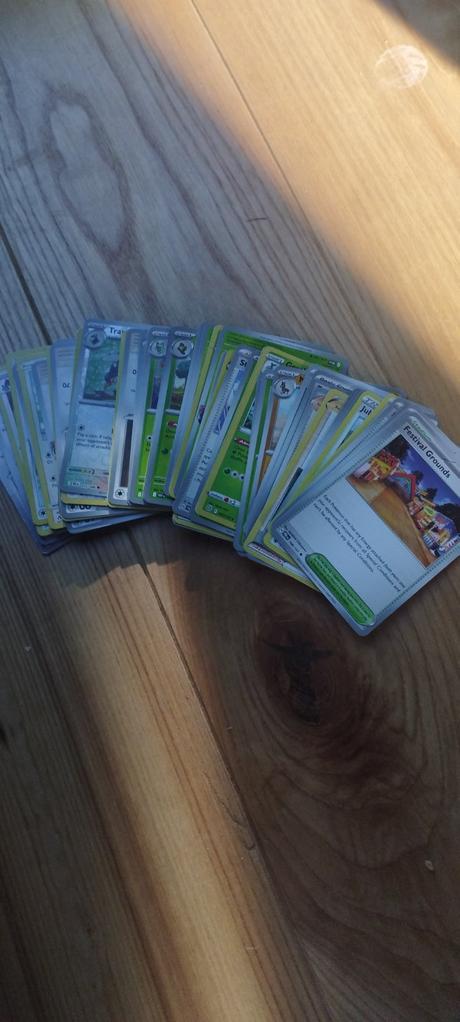 Pokémon karty 320 ks, 