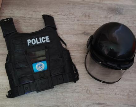 Policajná vesta a prilba, 