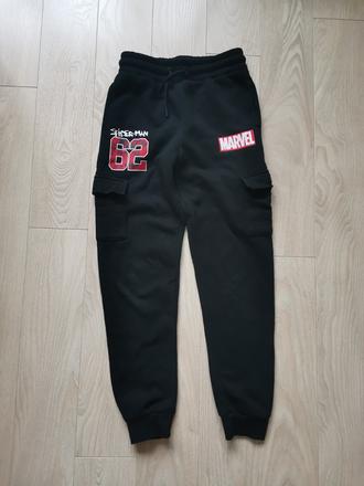 Nenosené marvel tepláky, primark,146