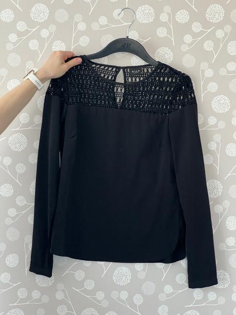 Cierny top s vysivanymi pleciami, s