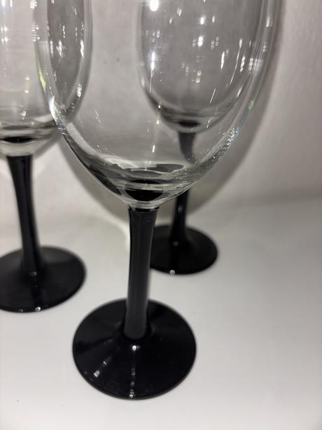 3 poháre na stopke,