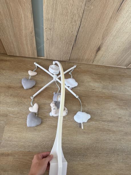 Kolotoč nad postieľku s medvedíkmi,