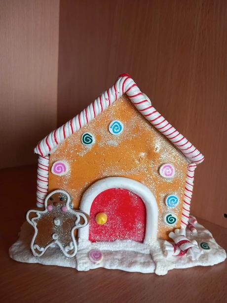 Stará dekoračná perníková chalúpka po rodičoch,