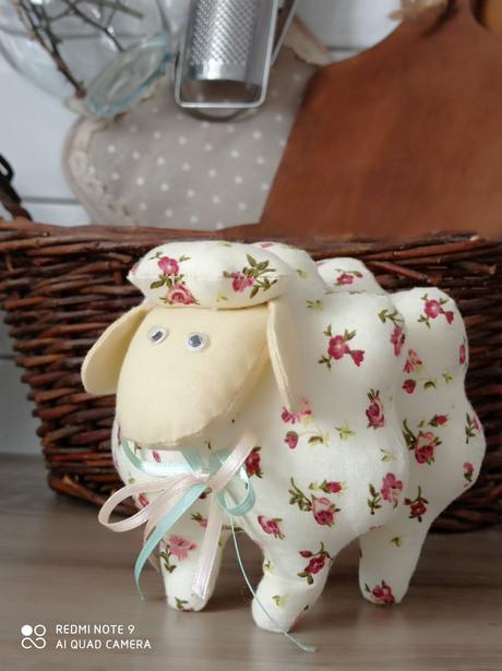 Roztomilá provance vidiecka ovečka super stav, 