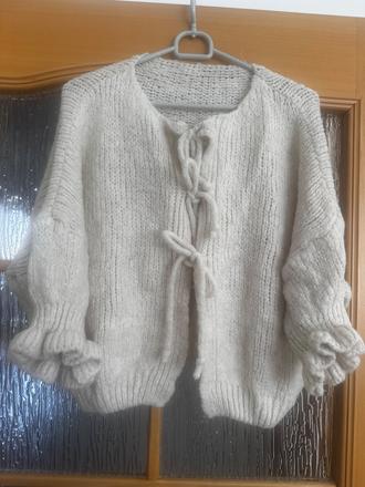 Béžový svetrík s mašličkami, 