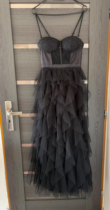 Čierne volánové šaty, l