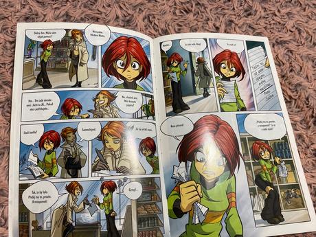 Witch s minikomixom vo vnútri knižky,