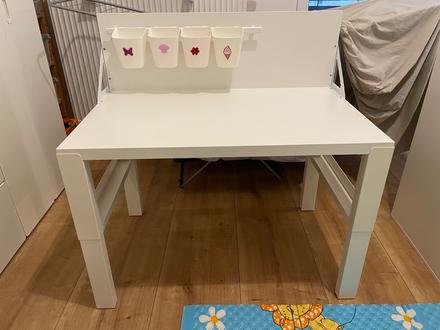 Pracovny stol pahl so zadnou doskou a kosikmi, 