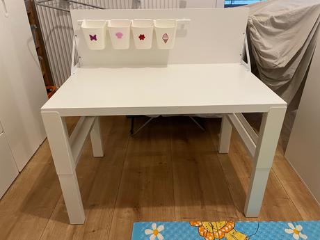 Pracovny stol pahl so zadnou doskou a kosikmi, 