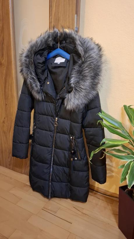 Cierna zimna bunda s mohutnou kozusinou, s