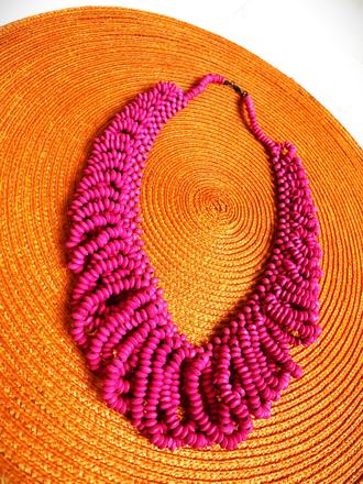 Zaujímavý vejárovitý drevený náhrdelník, 