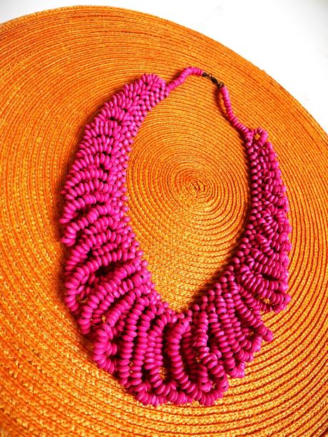 Zaujímavý vejárovitý drevený náhrdelník, 