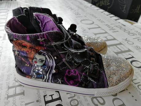 Tenisky monsterky, 32