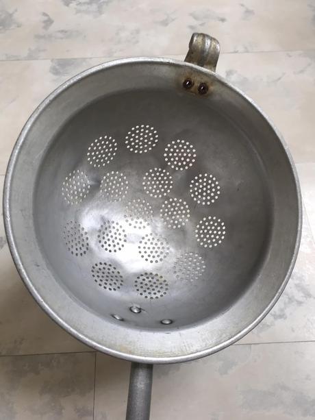 Starý hliníkový cedník, 