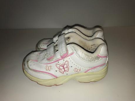 Tenisky s motýlikymi, 24