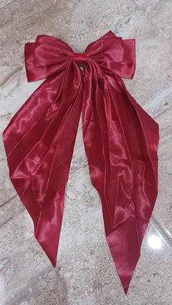 Červená mašla do vlasov, 