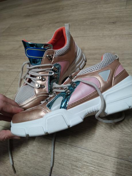 Raz obuté tenisky, 40