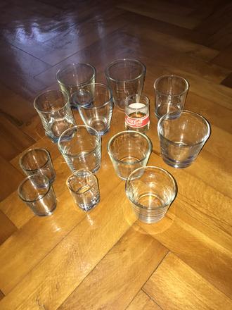 Sada rôznych sklenených pohárov,