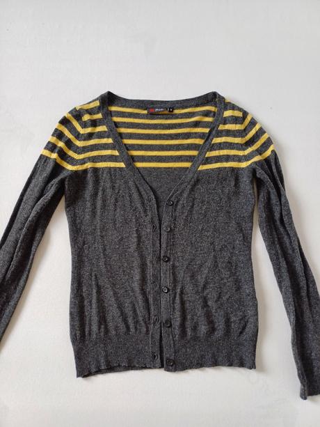 Sivý sveter so žltými pasikmi, glo-story,s