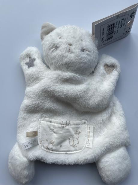 Roztomilá maňuška mačičky, 