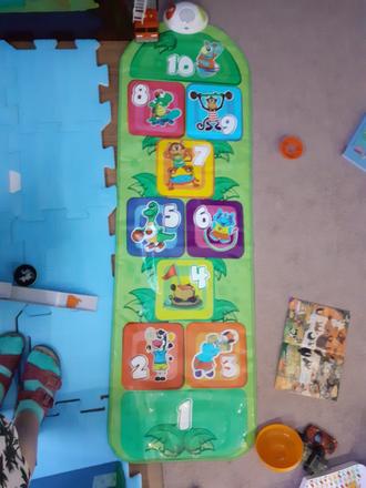 Skákacia podlozka, koberec hraje, 