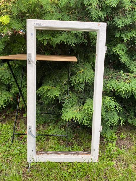 Starý drevený okenný rám,