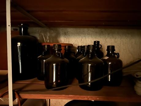 Flasa z tmaveho hrubeho skla, 