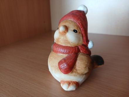Keramický vtáčik s čiapkou a šálom 10 cm,