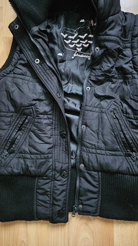 Damska vesta s kapucnou s kozusinou, cierna, s/m, stradivarius,s