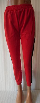 Červené tepláky s čierny a bielym pásikom, s