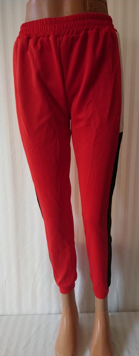 Červené tepláky s čierny a bielym pásikom, s