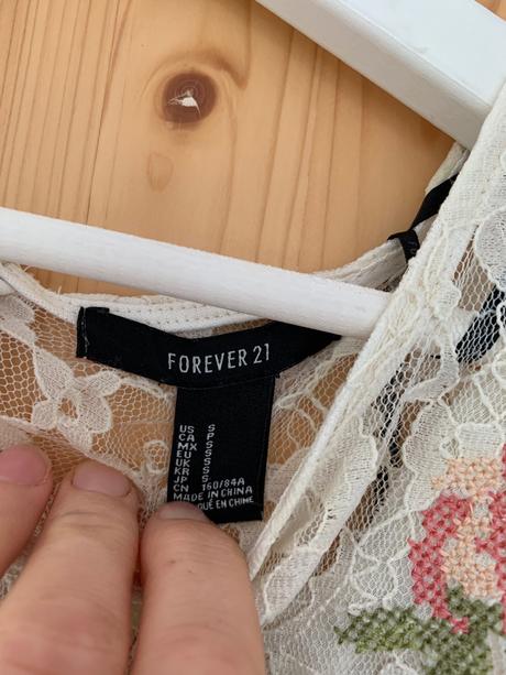 Nadherne cipkovane saty s vysivkou, 38