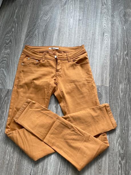 Gate s nízky sedom v horčicovej farbe, 26