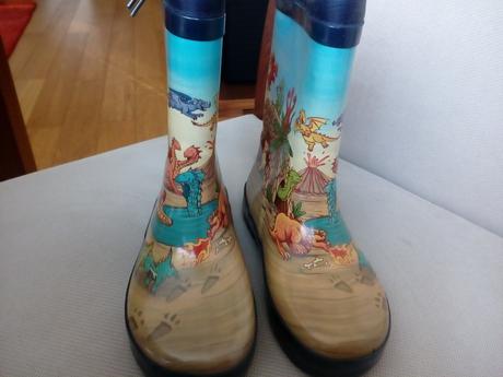 Gumáky s dynosaurami, 28