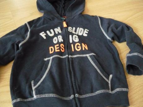 Tmavomodrá mikina, 104