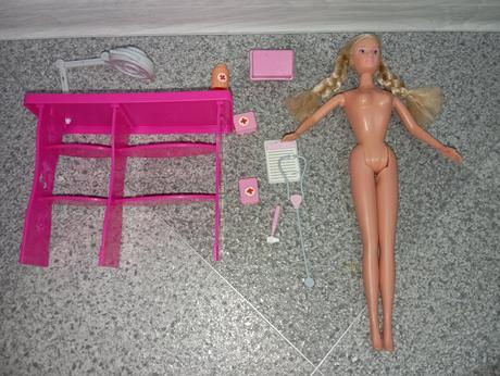 Stolík pre barbie s doplnkami,