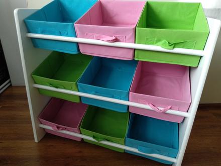 Regál s látkovými košíkmi,