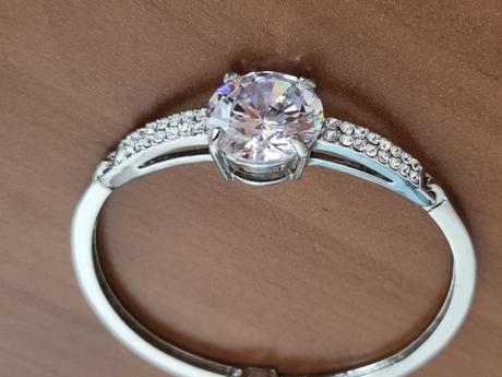 Pevný náramok s veľkým kameňom, 