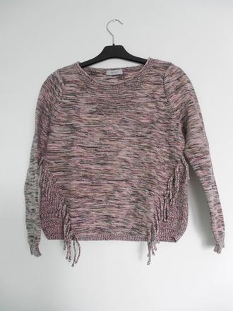 Fialový sveter so strapcami, 38