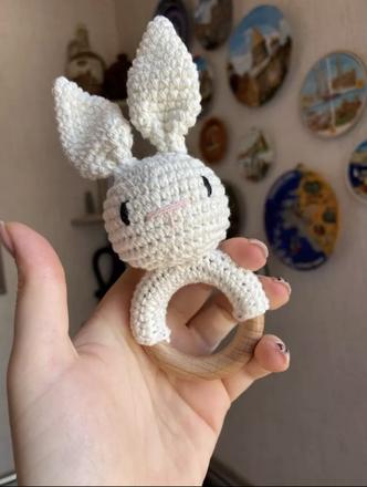 Štrikovaná hrkálka zajačik,