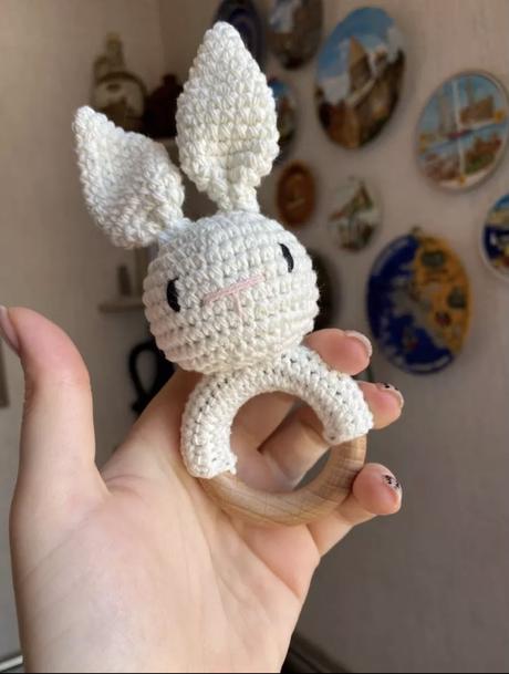 Štrikovaná hrkálka zajačik, 