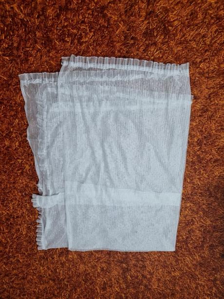 Záclona s volánikmi, 