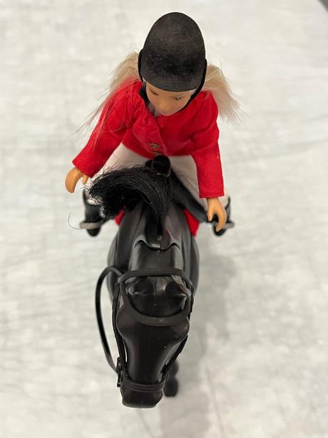 Čierny koník s jokejkou zn. teddies, 