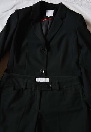 Čierny kvalitný kostým vo výbornom stave, s.oliver,36