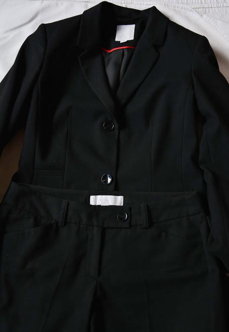 Čierny kvalitný kostým vo výbornom stave, s.oliver,36