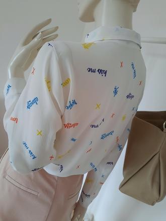 Halenka s nápismi, m