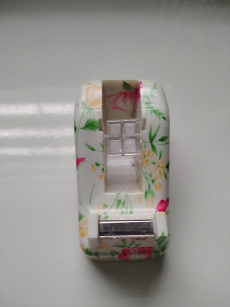 Pomôcka na odvijanie lepiacej pásky,