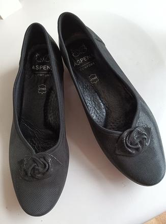 Čierne kožené poltopánky /lodičky/, 39